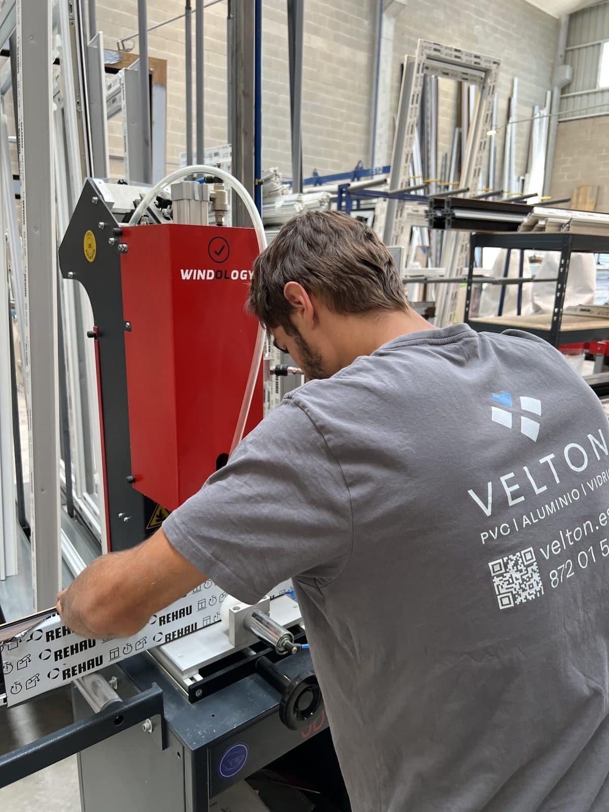 Operari de Velton fabricant una finestra de PVC REHAU al taller