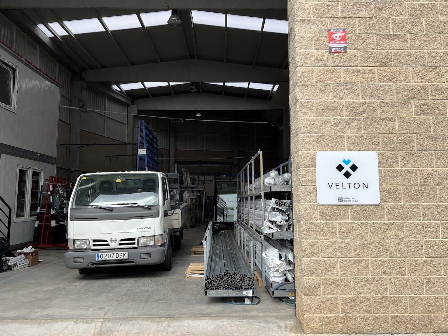 Nau i taller de Velton a la Bisbal d'Empordà, amb perfils i vidre preparats per a la fabricació